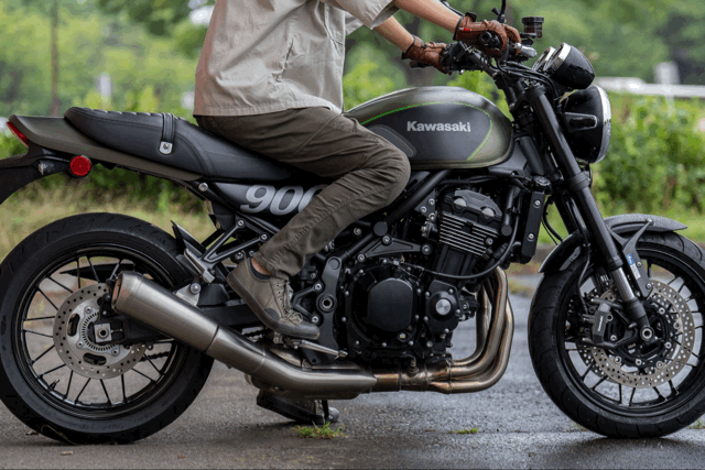 快適な穿き心地を実現するバイク専用立体構造